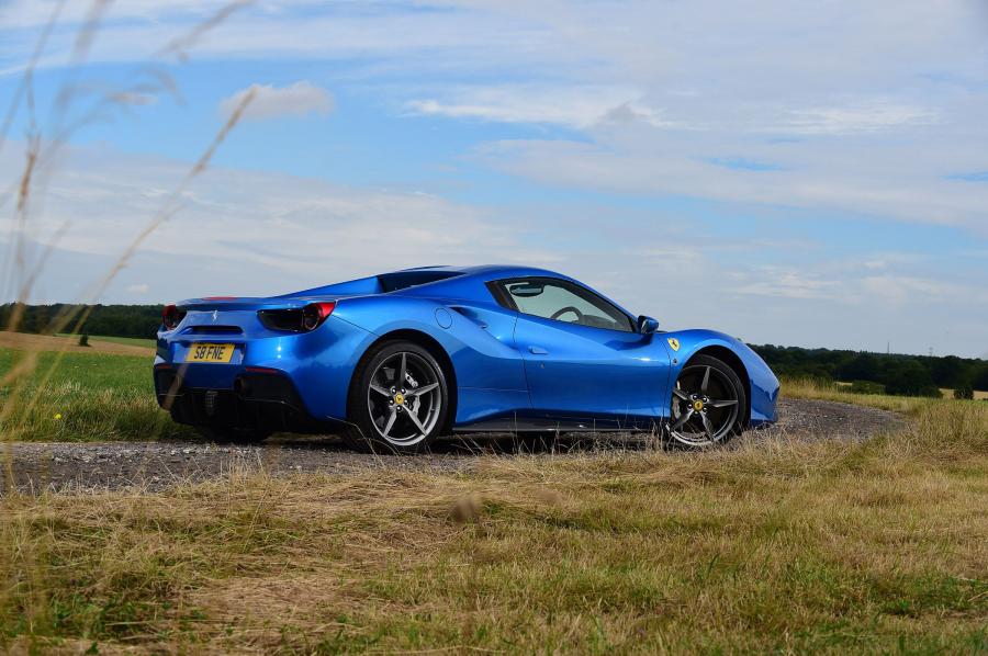  Ferrari 488 Spider 2016 года  (UK) (фото 9 из 28)